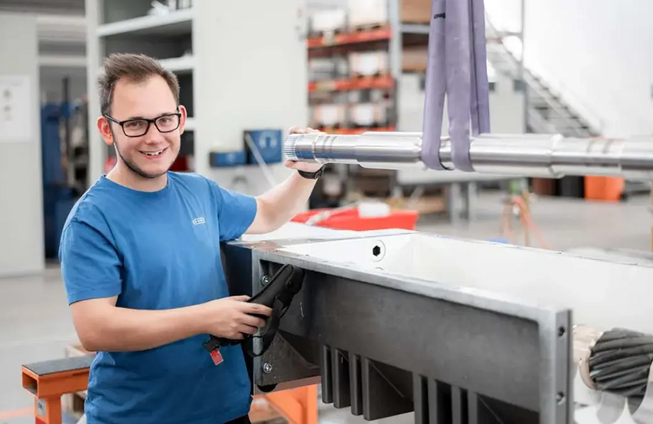 WEBER Mitarbeiter in der Produktion