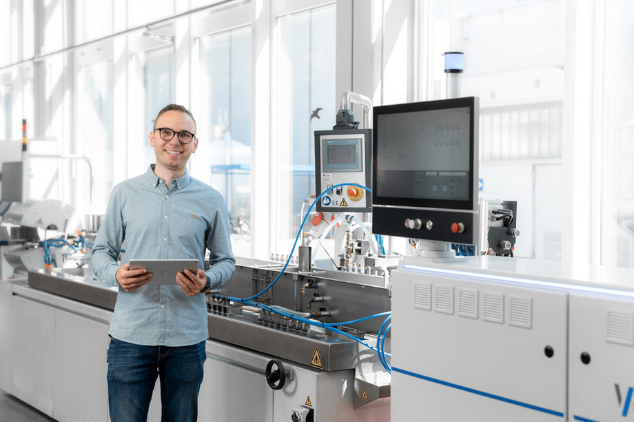 Extruder im Technikum mit einem Herren vor der Maschine 