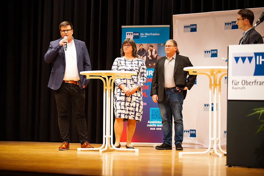 IHK Abschlussfeier Bühne mit Weber Ausbilder