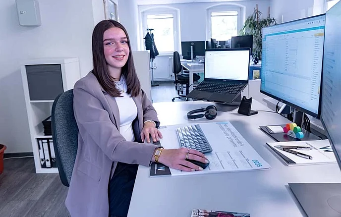 WEBER Mitarbeiterin im Büro
