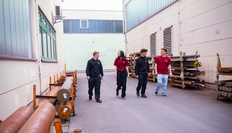 WEBER Azubis laufen um Firmengebaeude