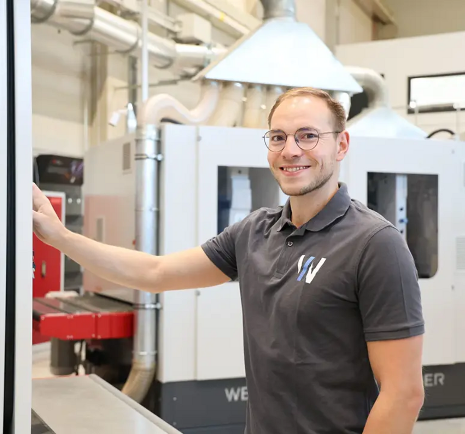 WEBER Mitarbeiter an Schleifmaschine