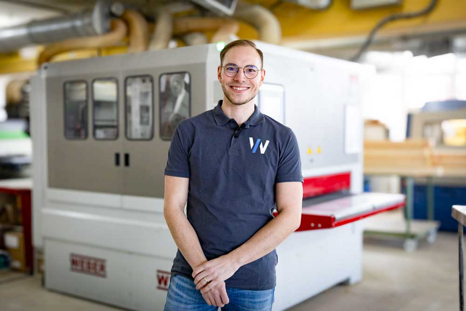 WEBER Mitarbeiter vor Holzschleifmaschine