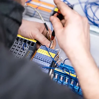 Weber Elektroniker Nahaufnahme Schaltkasten