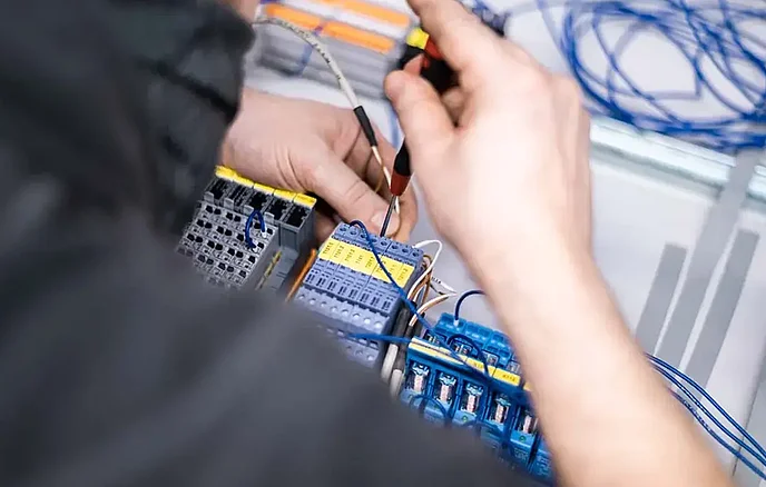 Weber Elektroniker Nahaufnahme Schaltkasten