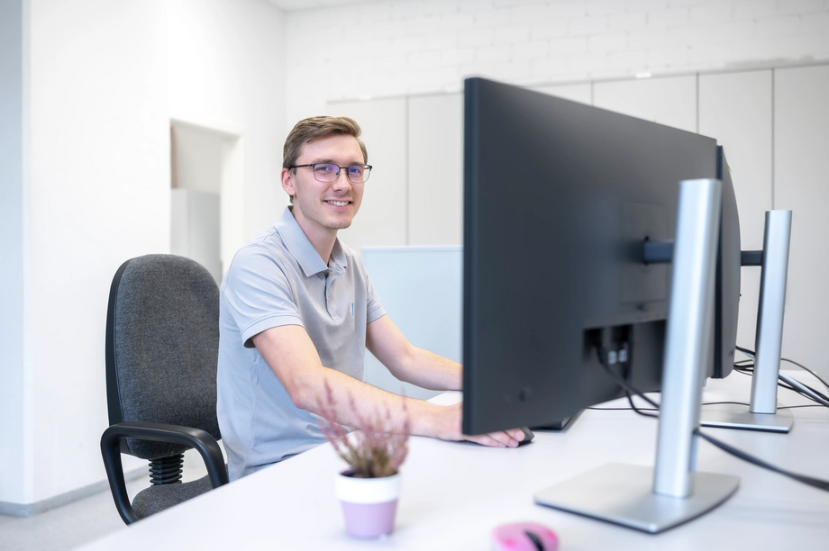 Weber Mitarbeiter am Schreibtisch hinter Computer