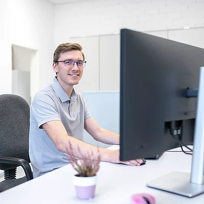 Weber Mitarbeiter am Schreibtisch hinter Computer