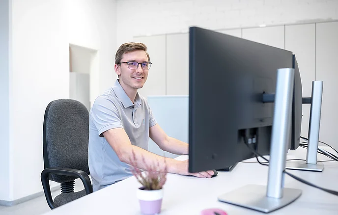 Weber Mitarbeiter am Schreibtisch hinter Computer