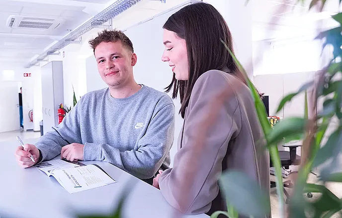 WEBER Werkstudenten besprechen Plan 
