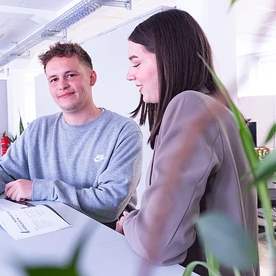 WEBER Werkstudenten besprechen Plan 