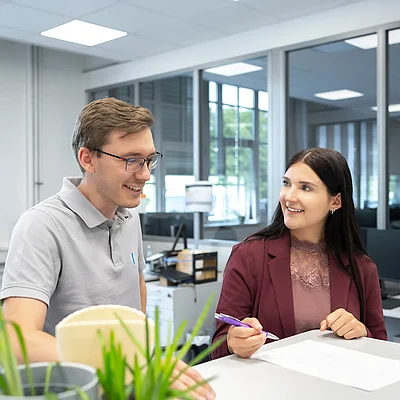 Weber Mitarbeiter im Büro lachen sich an