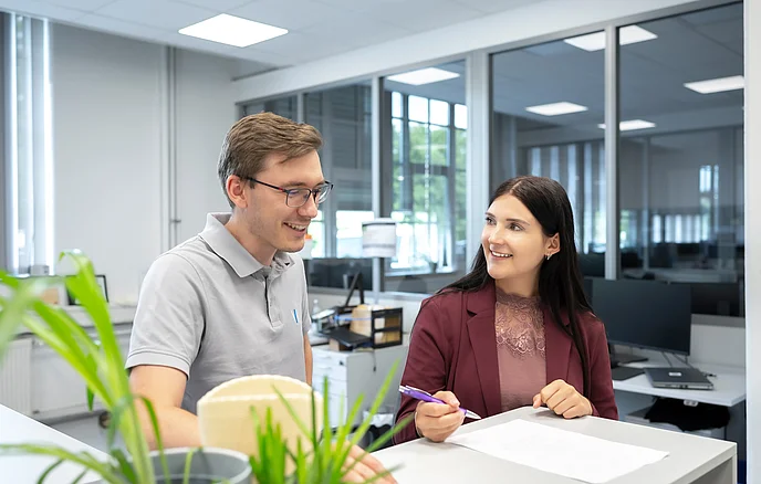 Weber Mitarbeiter im Büro lachen sich an