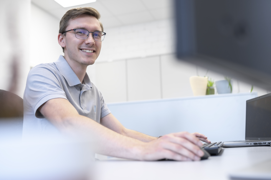 WEBER Bueromitarbeiter am Arbeitsplatz 