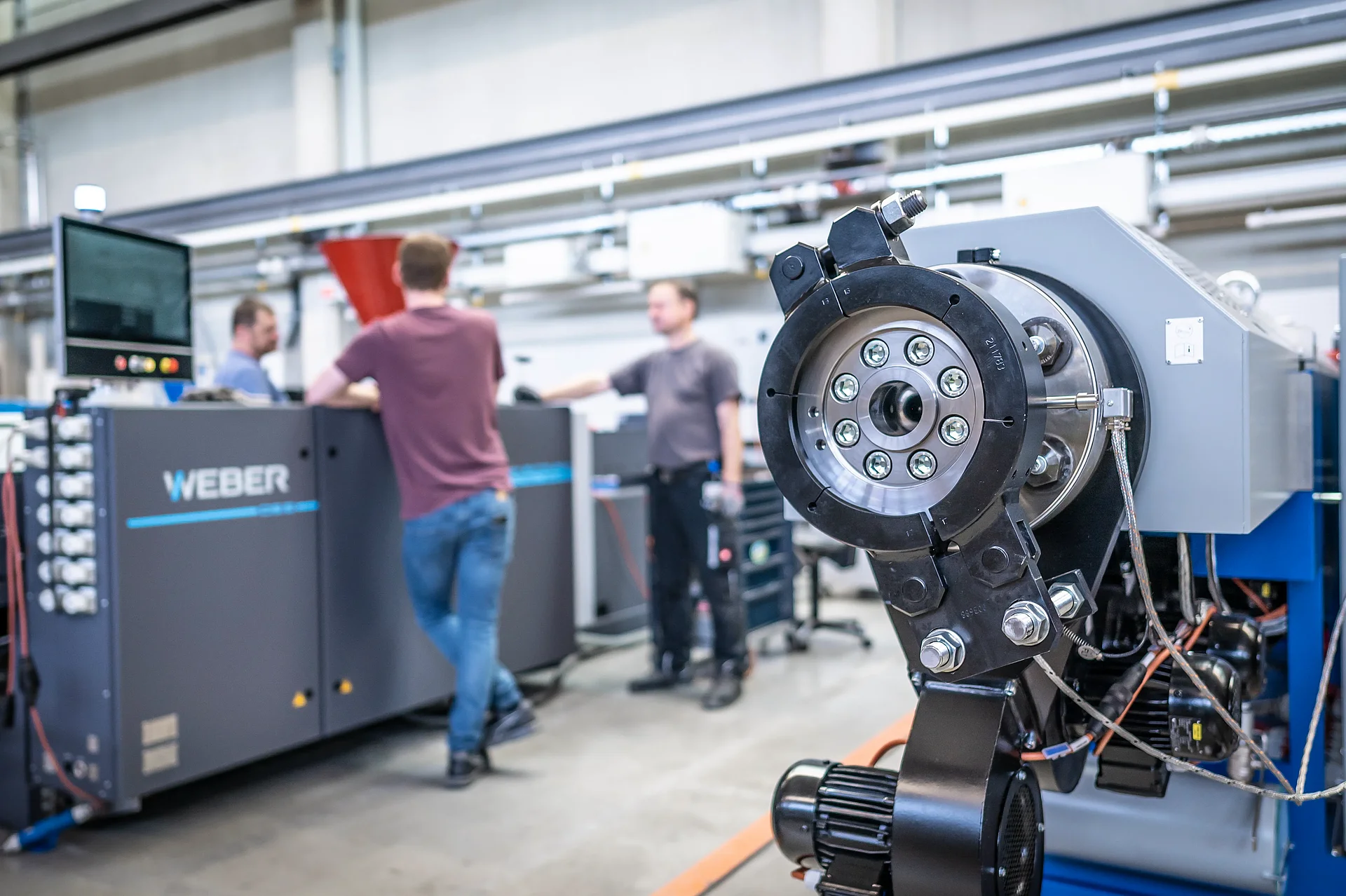 Weber Extruder mit Mitarbeiter im Hintergrund
