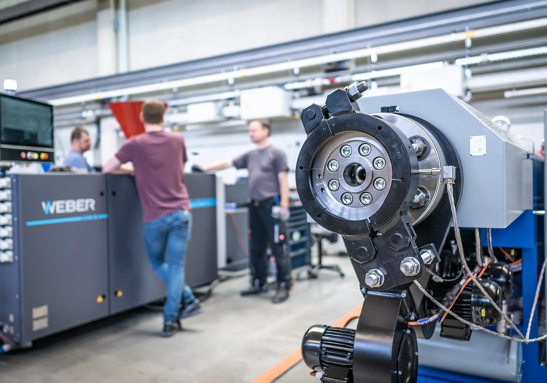 Weber Extruder mit Mitarbeiter im Hintergrund