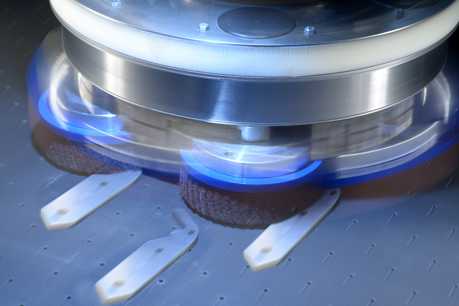 Deburring metal with planetary head system