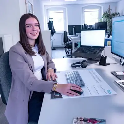 WEBER Mitarbeiterin im Büro
