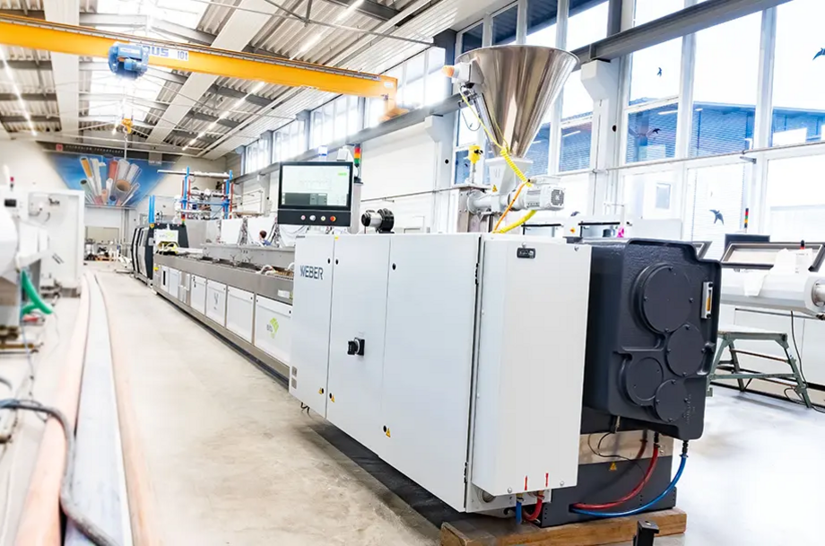 Fensterprofilextrusion im WEBER Technikum