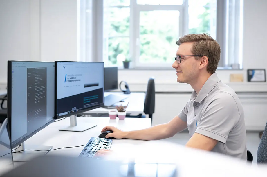 WEBER Mitarbeiter im Buero