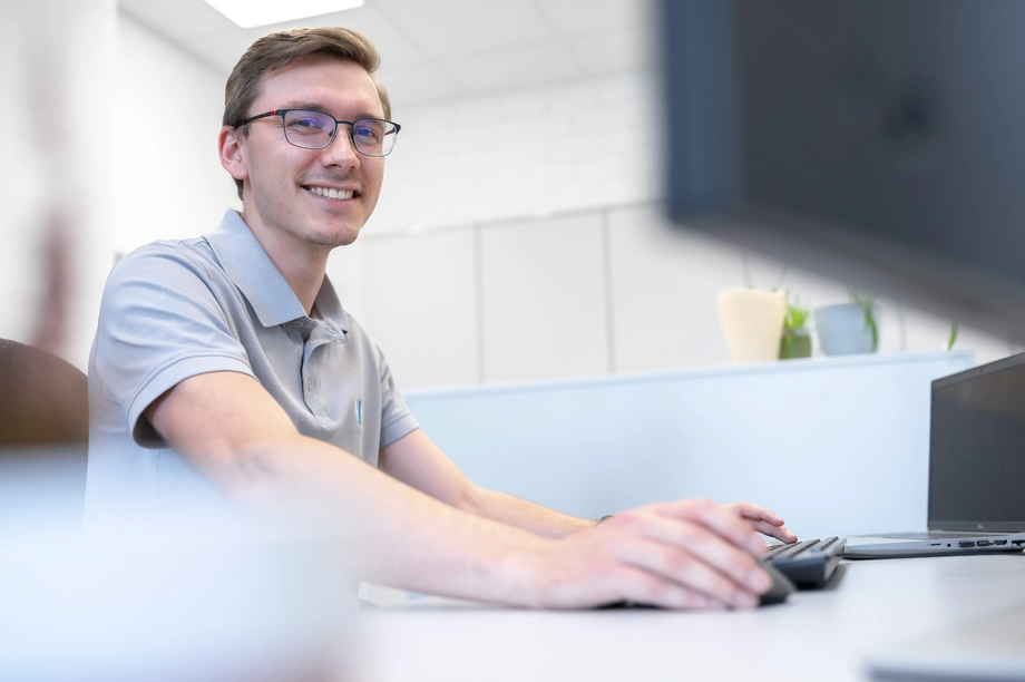 WEBER Bueromitarbeiter am Arbeitsplatz 