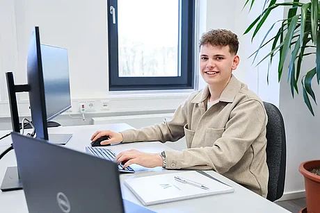 WEBER Auszubildender im Buero
