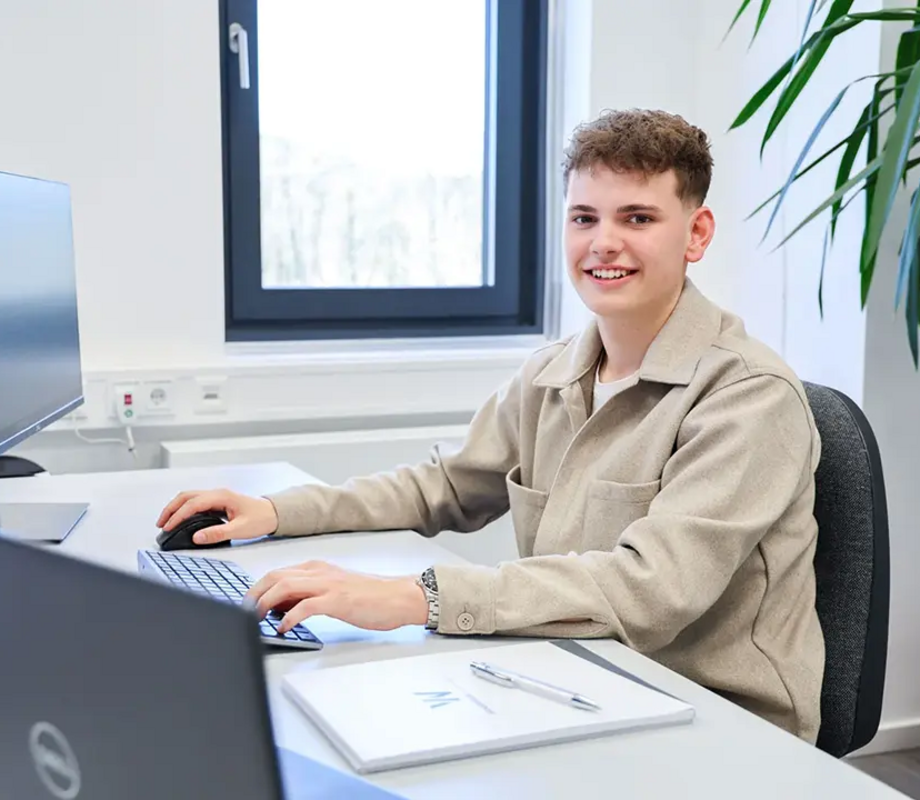 Weber Azubi im Büro am Computer