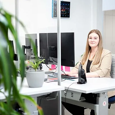 WEBER Mitarbeiterin im büro