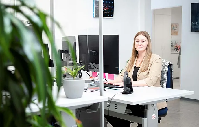 WEBER Mitarbeiterin im büro