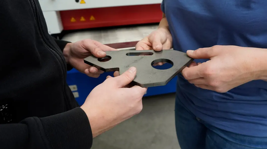Personen halten Metallteil