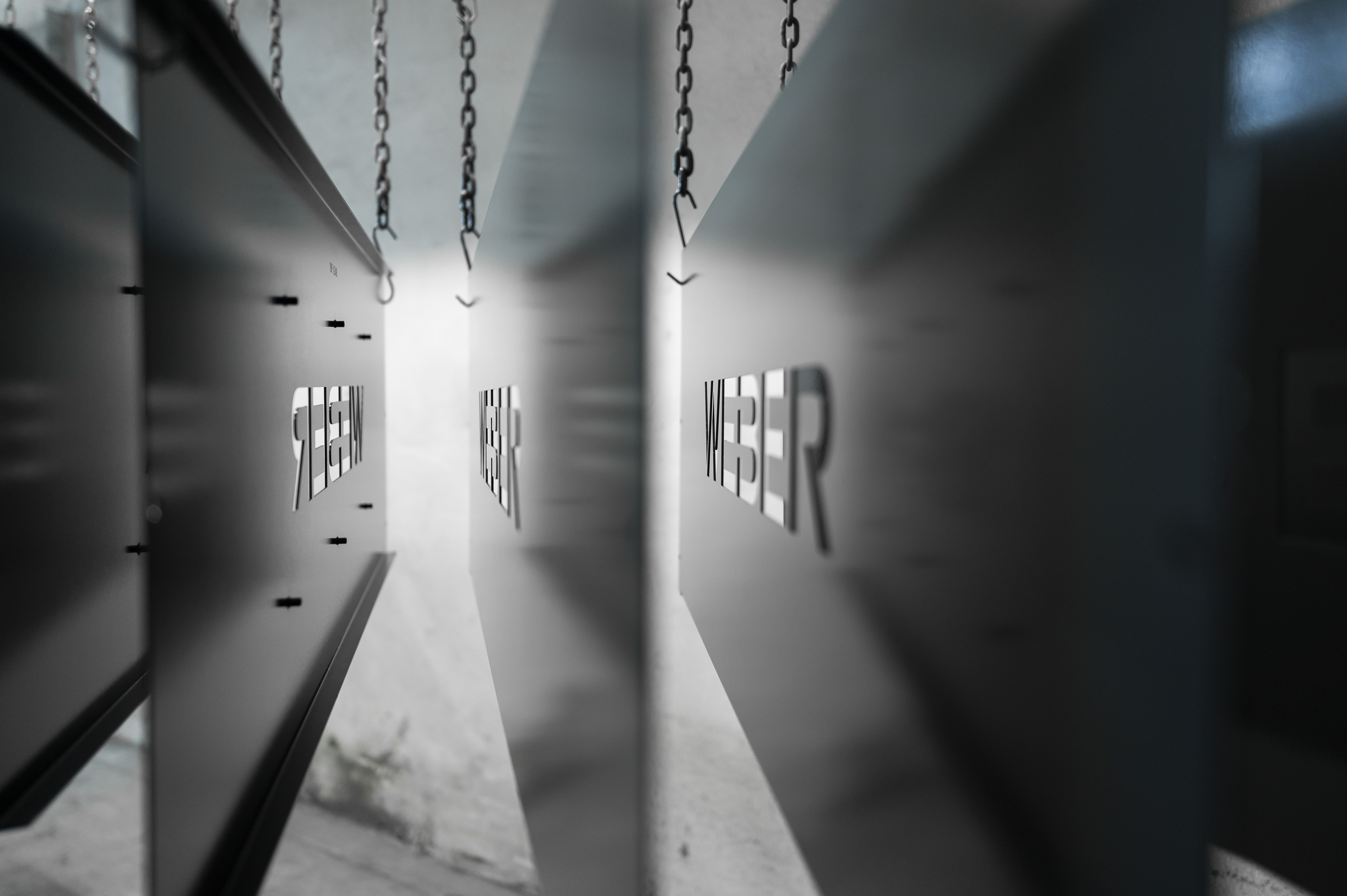 Blechtafeln mit WEBER Schriftzug